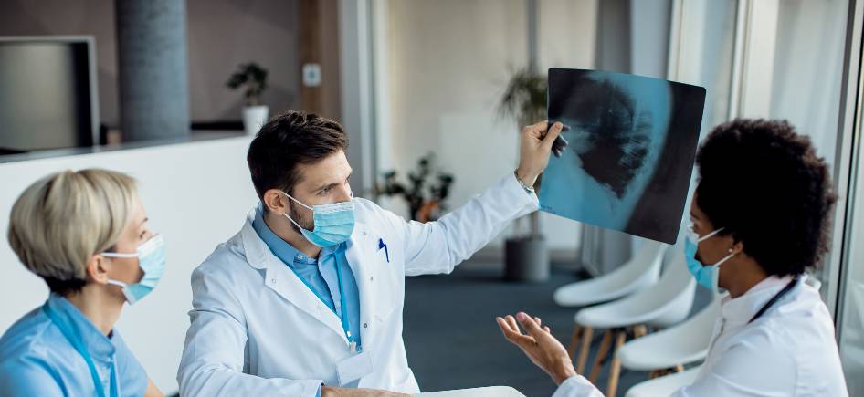 septemir-examining-xray jpgm